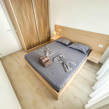 Crystal Shore D18 * Golem (Tirana)