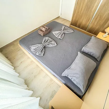 Crystal Shore D18 * Golem (Tirana)