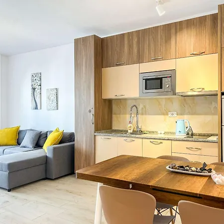 Crystal Shore D18 * Golem (Tirana)