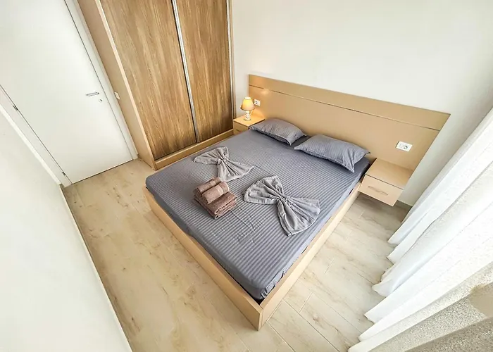 Crystal Shore D18 * Golem (Tirana)