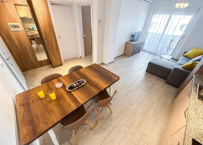 Crystal Shore D18 Apartment