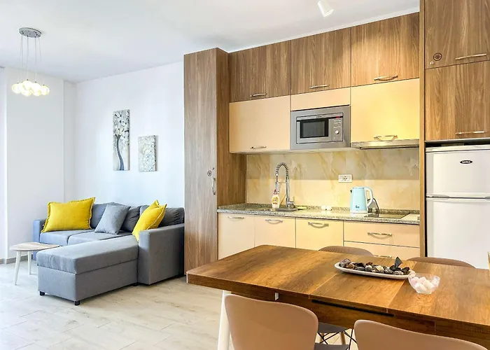 Crystal Shore D18 * Golem (Tirana)