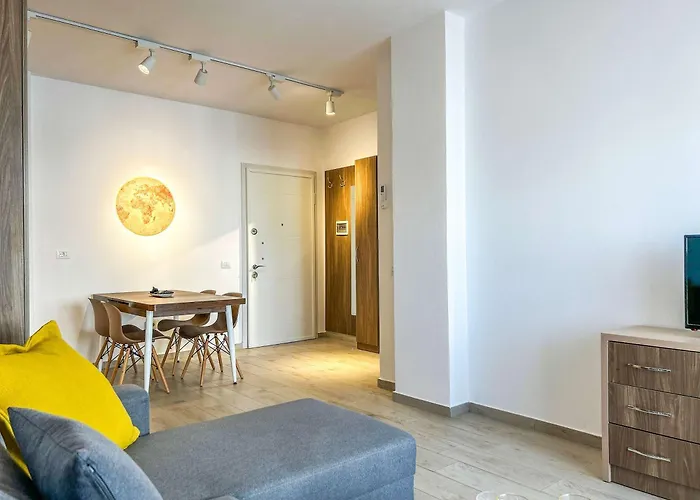 Crystal Shore D18 Apartment